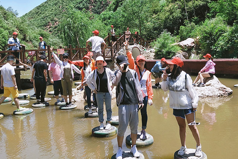 路邊或戲水、或合照的小伙伴